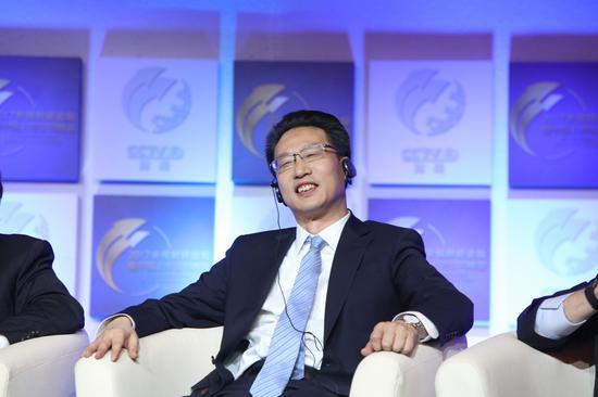 王昌林:王昌林任中國社科院副院長，長期從事宏觀經濟和產業經濟研究